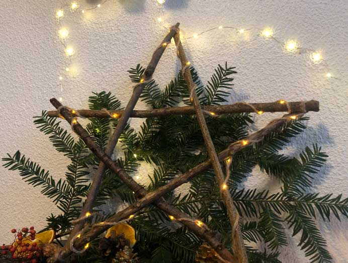 DIY Noël : tutoriel pour décorer une couronne de l'Avent avec de la laine -  Marie Claire